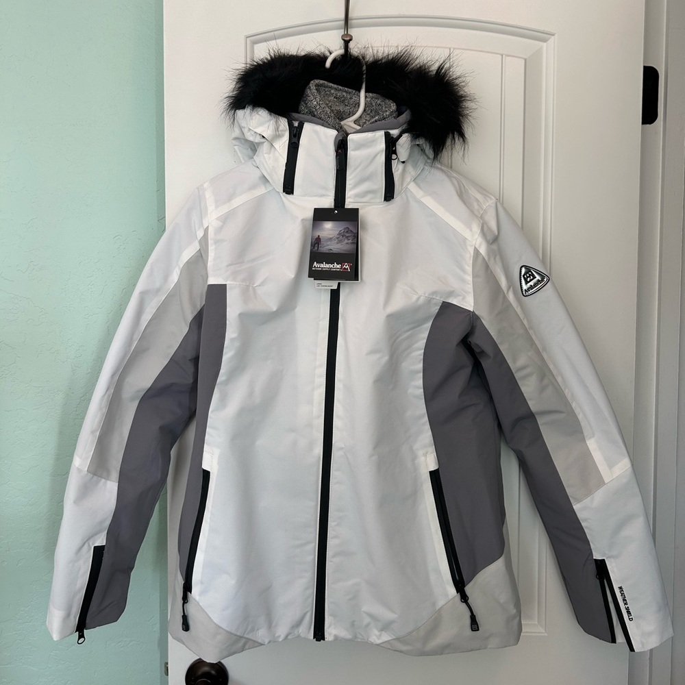 NWT Avalanche Women's Double Lined White and Gray Ski Winter Jacket